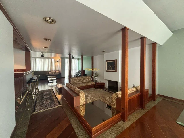 Apartamento 4 suítes com 3 vagas no Centro