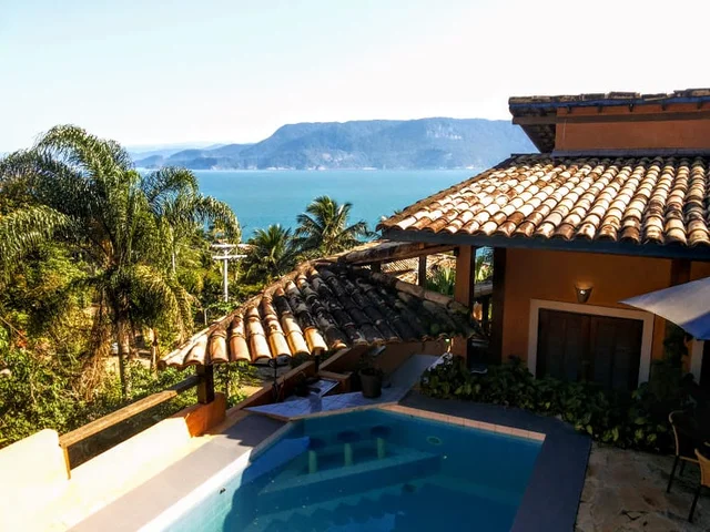 Casa com 7 suítes e piscina em Ilhabela