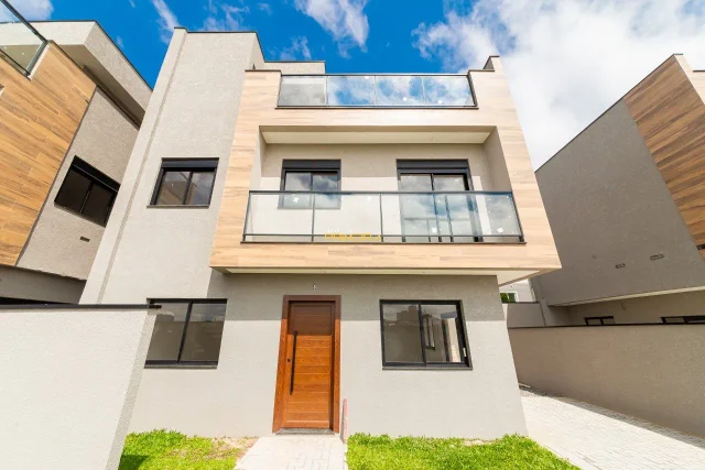 Sobrado 3 Quartos no Novo Mundo em Novo Mundo, Curitiba
